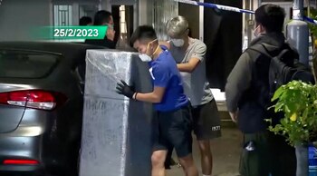 La policía saca el refrigerador