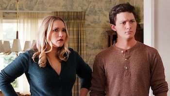 Emily Osment y Montana Jordan en 'El joven Sheldon' (Bill Inoshita / 2024 Warner Bros.)