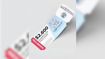 Imagen de un folleto del programa CBP Home, mostrando un vuelo gratuito y una bonificación de $2,600, con el sello del DHS y una familia