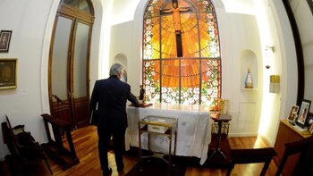 Alberto Fernández, anoche, rezando en