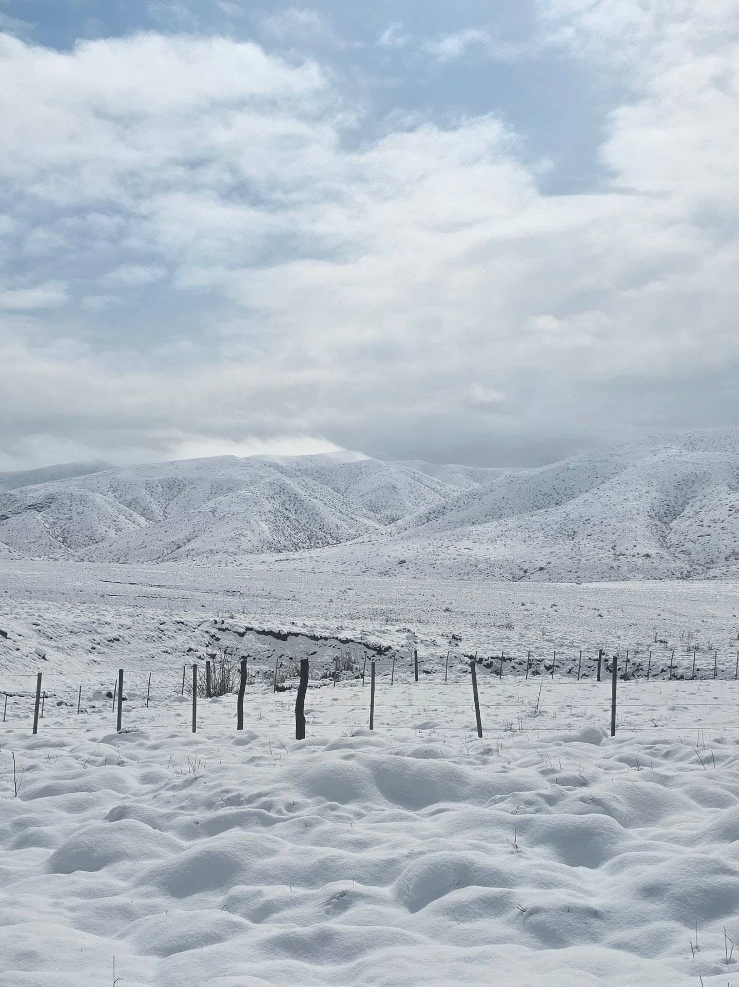 Un paisaje rural cubierto de nieve en Mendoza integra los registros de las vacaciones de Manu Ginóbili.
