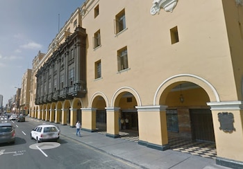 Un edificio de siete pisos frente a la Plaza Mayor de Lima se ofrece en alquiler por 20.000 dólares más IGV al mes