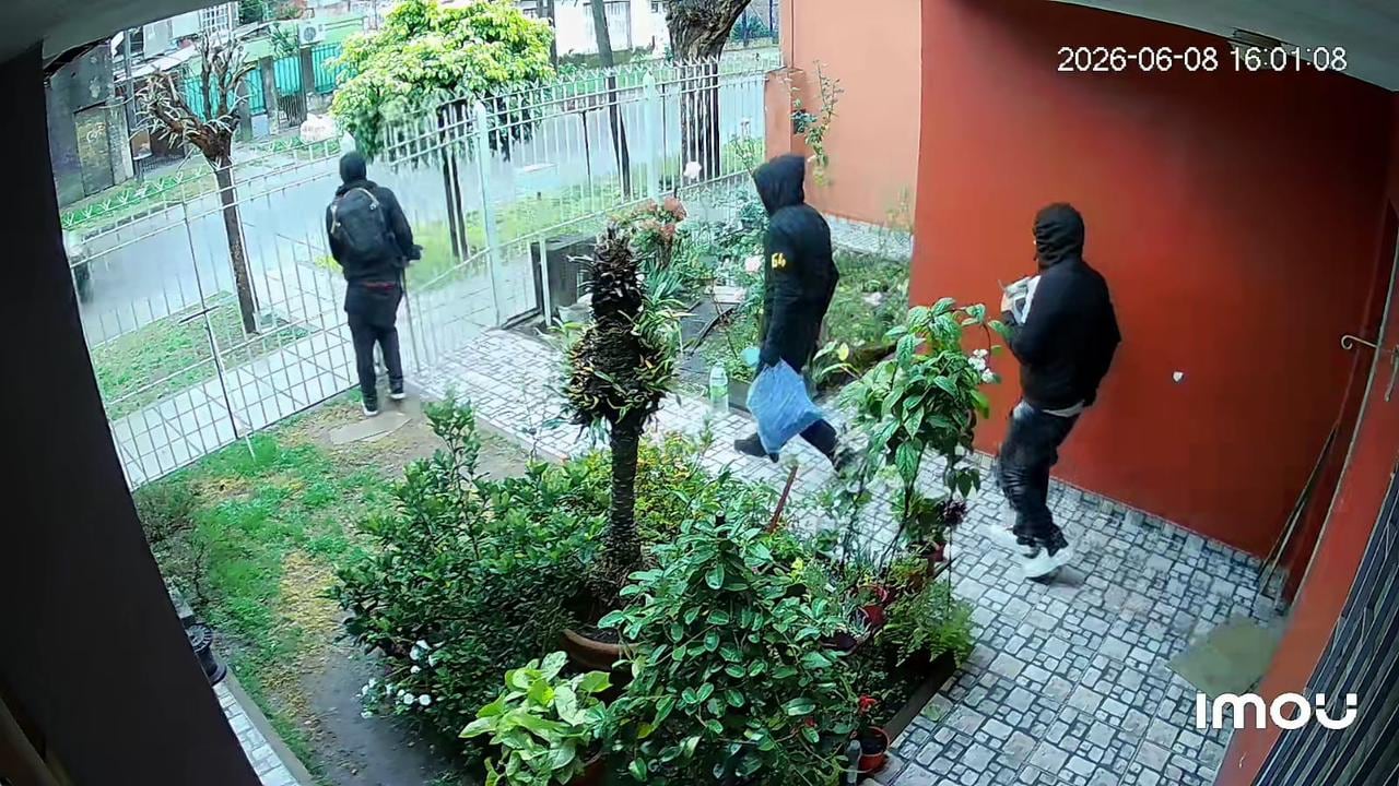 Al cabo de unos tres minutos, los sospechosos se fugaron con objetos de valor.