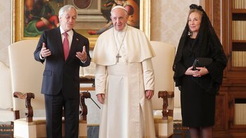 El Presidente Sebastián Piñera y la primera dama junto al Papa Francisco en el Vaticano. (Alessandro Bianchi/Pool Photo via AP)