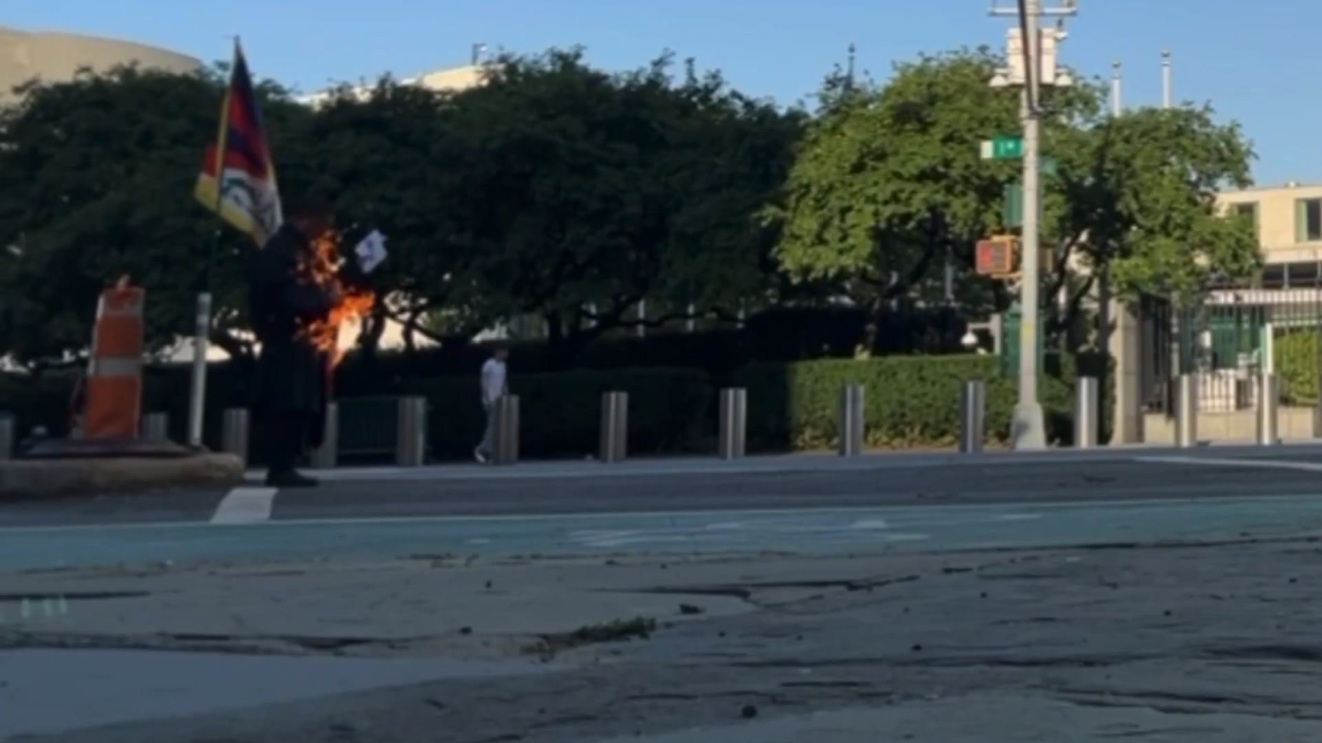 Un hombre se prendió fuego frente a la sede de la ONU en Nueva York: buscaba concientizar sobre el conflicto en el Tíbet (Captura de video)