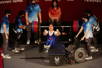Le van Con, de Vietnam, celebra uno de sus levantamientos durante la final