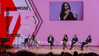 Autoridades y personalidades se reúnen