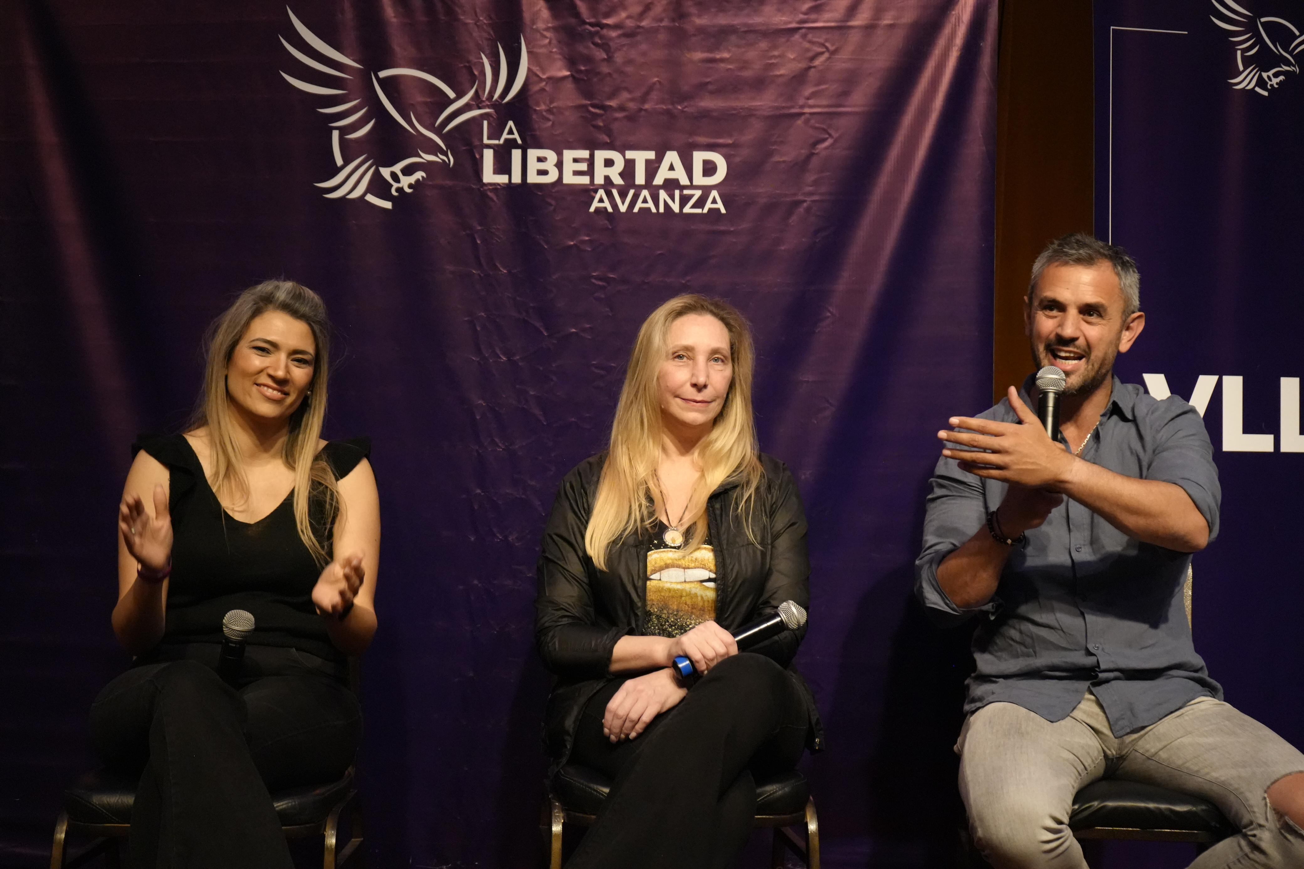 La diputada neuquina, Nadia Márquez, junto a Karina Milei y Martín Menem