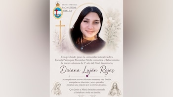 Memorial con foto de una joven sonriente, el logo de la Escuela Parroquial Monseñor Niella, texto de obituario y diseño floral con símbolos religiosos