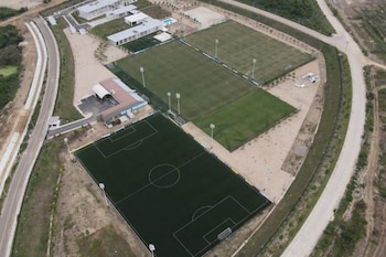 Tres canchas: Dos de grama