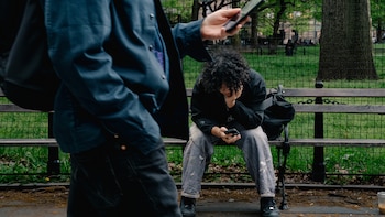 Cómo los estudiantes universitarios están aprendiendo a socializar sin teléfonos móviles