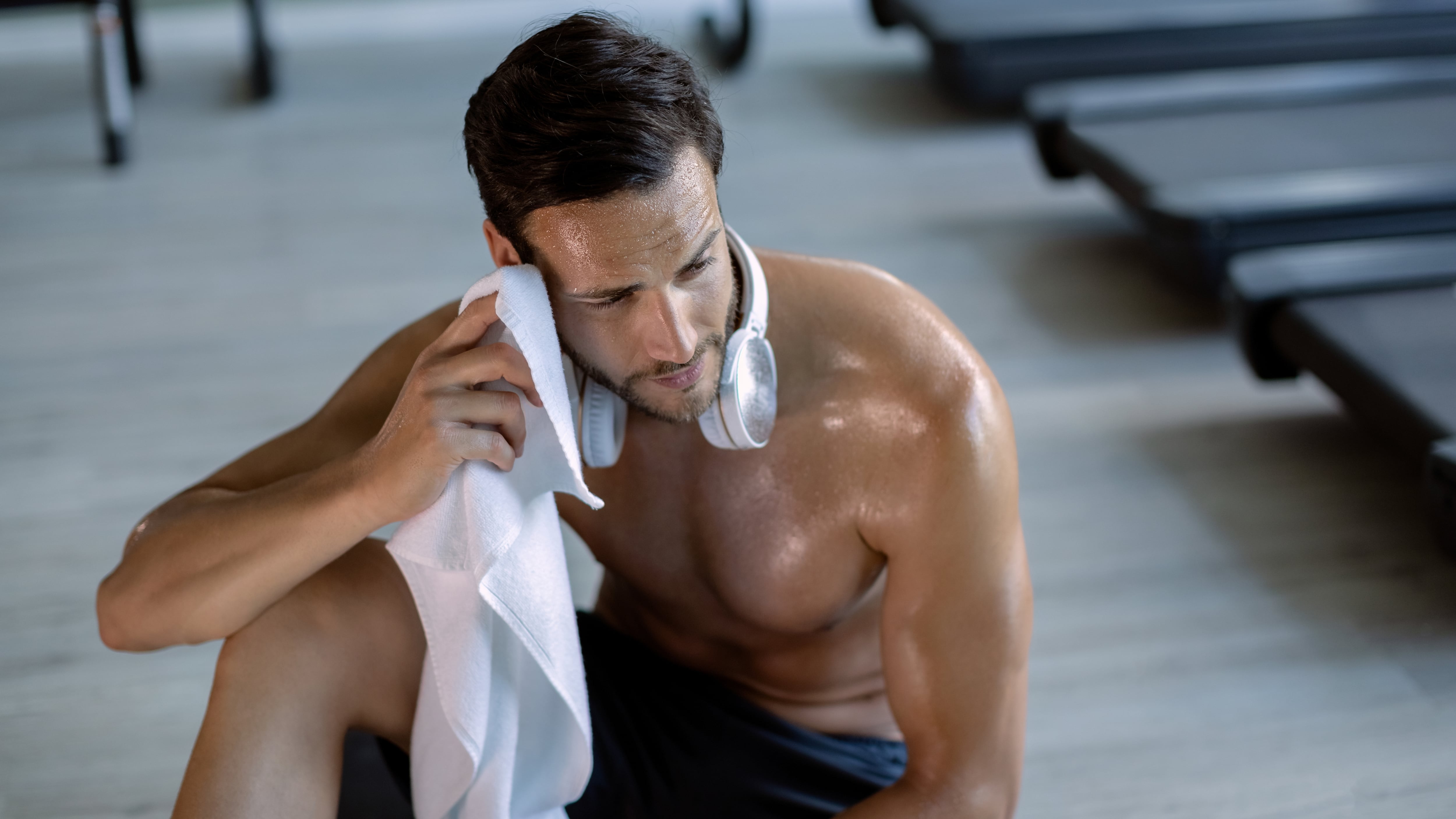 Las toallas de gimnasio forman otra categoría. El sudor abundante y el contacto con vestuarios, máquinas o superficies compartidas hacen recomendable lavarlas después de cada sesión. (Freepik)