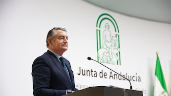 Andalucía pide a la oposición que "deje de atacar" a los profesionales sanitarios tras archivo judicial de los cribados