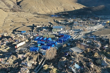 FOTO DE ARCHIVO: Una vista captada por un dron muestra tiendas de campaña improvisadas para los residentes afectados por el sismo, tras el terremoto que sacudió el condado de Tingri, en Shigatse, Región Autónoma del Tíbet, China, el 8 de enero de 2025. cnsphoto vía REUTERS