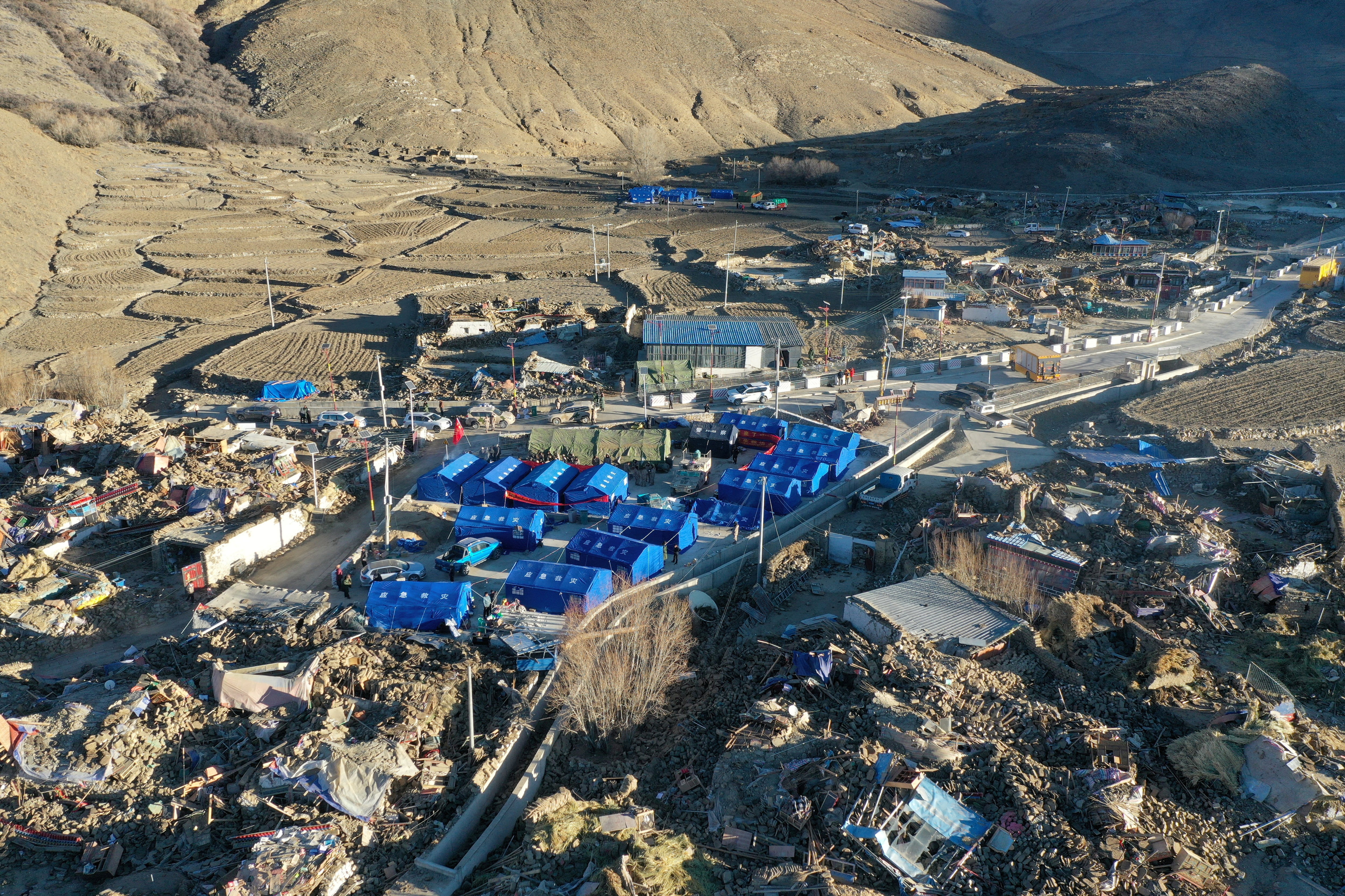 FOTO DE ARCHIVO: Una vista captada por un dron muestra tiendas de campaña improvisadas para los residentes afectados por el sismo, tras el terremoto que sacudió el condado de Tingri, en Shigatse, Región Autónoma del Tíbet, China, el 8 de enero de 2025. cnsphoto vía REUTERS