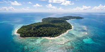 La fama internacional de Pulau Tiga emergió tras ser el escenario original de Survivor, catapultando a la isla de Malasia al turismo mundial (Imagen Ilustrativa Infobae)
