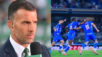 Un hombre con traje, micrófono y auricular a la izquierda y tres futbolistas con uniforme azul en una cancha a la derecha.