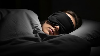 Dormir con luz artificial aunque sea tenue podría afectar la salud del corazón, según un estudio