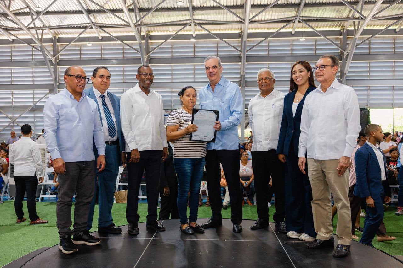 Luis Abinader encabezó en el Polideportivo Domingo Savio la entrega de 2,322 títulos de propiedad a familias de Gualey, María Auxiliadora y 27 de Febrero. (Foto cortesía Presidencia de la República Dominicana)