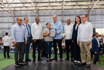 Luis Abinader encabezó en el Polideportivo Domingo Savio la entrega de 2,322 títulos de propiedad a familias de Gualey, María Auxiliadora y 27 de Febrero. (Foto cortesía Presidencia de la República Dominicana)