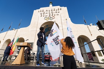 El programa de voluntariado de Los Ángeles 2028 ofrece oportunidades de integración comunitaria durante los Juegos Olímpicos y Paralímpicos (REUTERS/Mike Blake)
