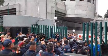 Personas aglomeradas en el sitio