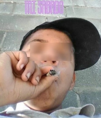 "La Bacteria" se exhibe fumando