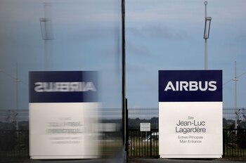 Un logotipo de Airbus en la entrada de la planta de producción del A380 Jean-Luc Lagardère en la sede de Airbus en Blagnac, cerca de Toulouse, Francia, 18 de junio de 2020. REUTERS/Stephane Mahe