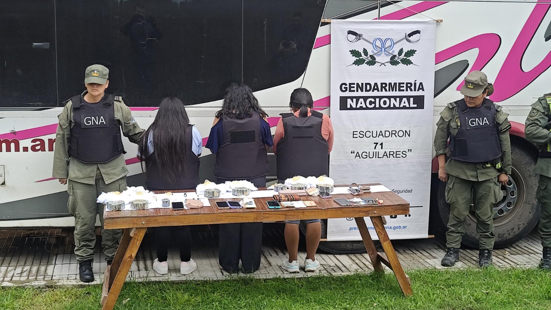 Miembros de la Gendarmería Nacional exhiben evidencia de un operativo antidrogas en Tucumán, donde se detuvo a 10 personas con más de 500 cápsulas de cocaína ingeridas.