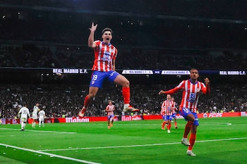 El delantero del Atlético Julián Álvarez (i) celebra tras marcar ante el Real Madrid, durante el partido de LaLiga de fútbol que Real Madrid y Atlético de Madrid disputan en el estadio Santiago Bernabéu. EFE/Juanjo Martín