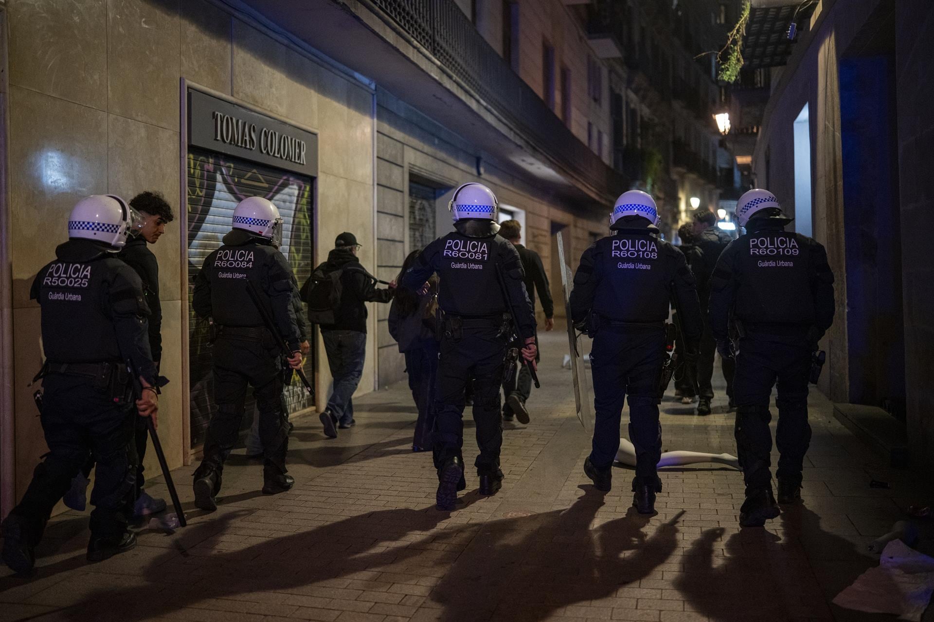Los Mossos elevan a 130 los detenidos por los disturbios en Barcelona, de los cuales 76 son menores