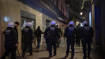 Los Mossos elevan a 130 los detenidos por los disturbios en Barcelona, de los cuales 76 son menores