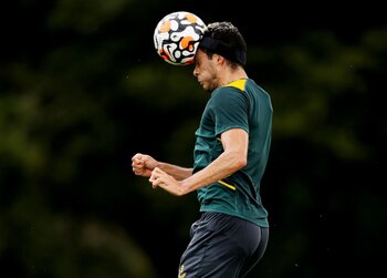 Raúl Jiménez efectuando un cabezazo