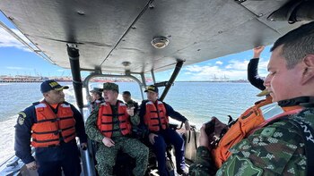 Dos marinos resultaron heridos luego