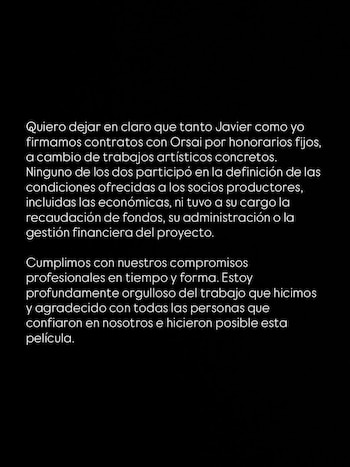 Texto en letras blancas sobre fondo negro distribuido en dos párrafos que tratan sobre contratos, honorarios y producción cinematográfica
