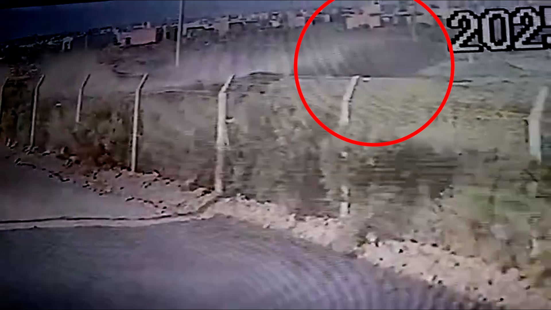 Tras embestir al joven, el delincuente perdió el control del vehículo robado, se subió a un montículo de tierra y volcó.