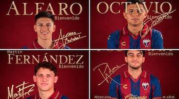 Cuatro retratos de futbolistas jóvenes en camisetas de rayas azules y rojas. Se leen los nombres Alfaro, Octavio y Martín Fernández, con firmas doradas. Dos camisetas muestran el logo del Atlante.