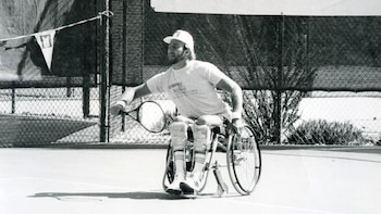 La regla del segundo pique estableció la base para la práctica del tenis en silla de ruedas.