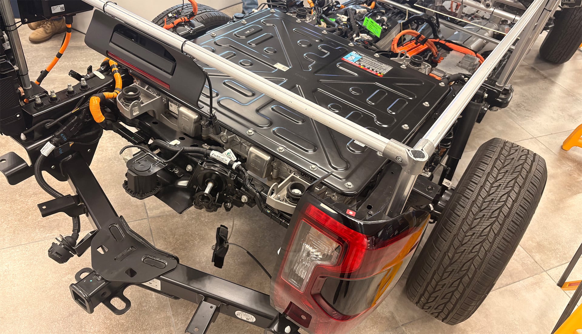 Una Ranger Híbridas enchufable se exhibió sin carrocería exponiendo todo el conjunto eléctrico. La batería es el elemento más llamativo, y va sobre el eje trasero para compensar peso.