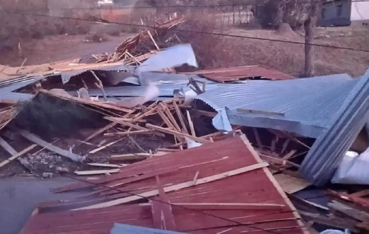 El viento zonda alcanzó entre 80 y 90 km/h en Tafí del Valle, con voladuras de techos y postes caídos en distintos sectores del valle (Foto: La Gaceta)