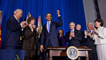 Barack Obama recibe aplausos luego