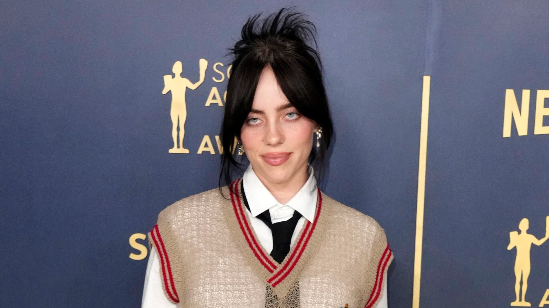 Billie Eilish revoluciona la música pop con autenticidad, premios internacionales y un enfoque sostenible en cada proyecto(Créditos: Jordan Strauss/Invision/AP)