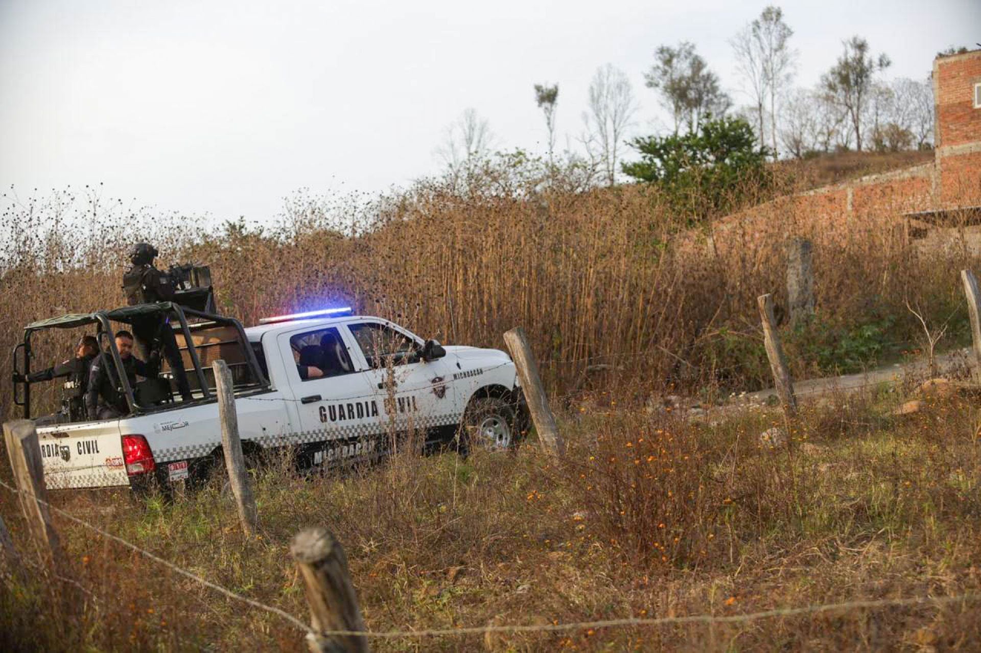 COTIJA, MICHOACÁN, 16DICIEMBRE2024.- En aras de establecer el orden público y garantizar el bienestar de la población en el municipio de Cotija, la Secretaría de Seguridad Pública (SSP), reforzó sus acciones operativas en coordinación con la Secretaría de la Defensa Nacional (Defensa), la Guardia Nacional (GN), y policías locales. Mediante recorridos estratégicos en toda la demarcación, incluidas las zonas serranas y los límites con Jalisco, los agentes de los tres órdenes de gobierno intensifican sus actividades a fin de inhibir cualquier ilícito que vulnere a la población. Además, se robustecen las tareas de vigilancia constante y de inteligencia operativa para brindar tranquilidad, que se suma a las labores por aire a través del uso de helicópteros estatales y federales. Esto luego de que se reportará un supuesto ataque con drones a un contingente del ejército en donde murieron dos soldados. FOTO: CUARTOSCURO.COM