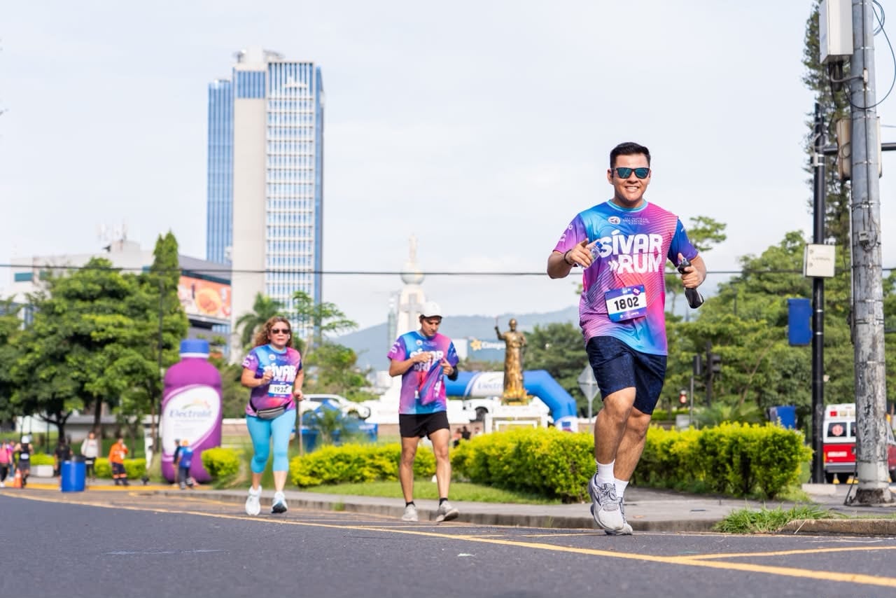 La Sívar Run 2026 reunió a cientos de personas en el Centro Histórico de San Salvador para recaudar fondos para la Fundación Contra la Fibrosis Quística del Hospital Benjamín Bloom. (Foto cortesía Alcaldía de San Salvador Centro)