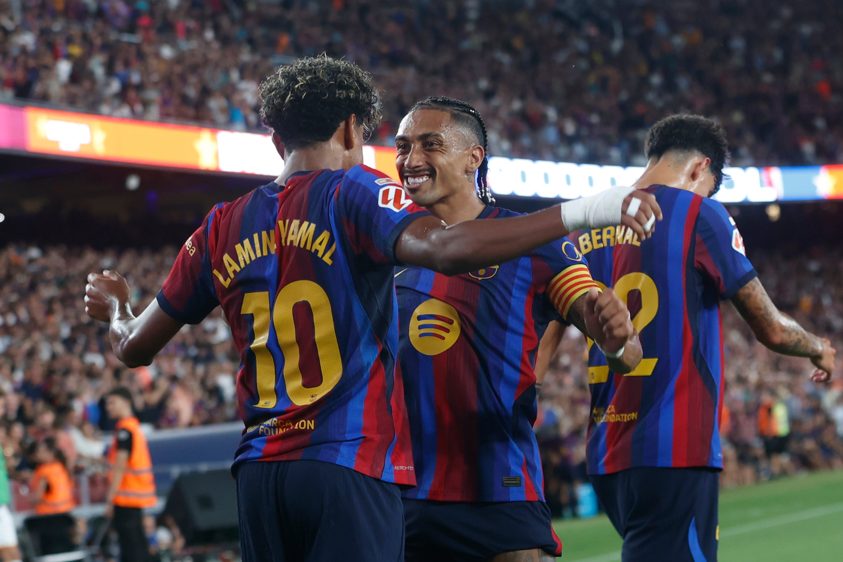 El delantero del FC Barcelona Lamine Yamal celebra con Raphinha su segundo gol. (Quique García/EFE)