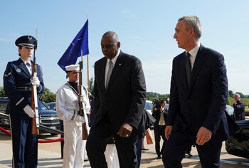 El secretario de Defensa de