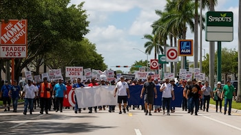 Trabajadores latinos de viveros marchan en Miami por condiciones más seguras: denuncian golpes de calor y presión de las grandes cadenas