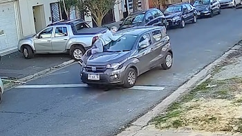 Video: quiso evitar el robo de su auto, se subió al capot y los ladrones la arrastraron 50 metros
