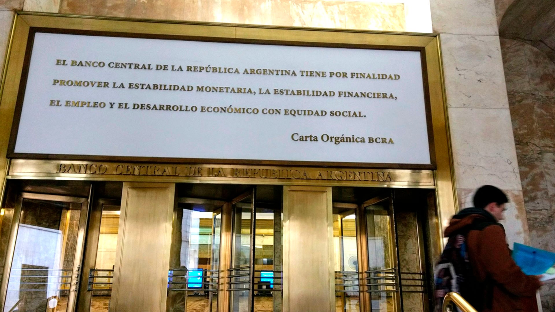El texto del artículo 3 de la Carta Orgánica del BCRA, que fija sus funciones, está exhibido en un cartel en el ingreso a la entidad