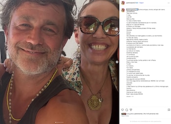 Primer plano de un hombre con barba y una mujer con gafas de sol sonriendo para una selfie, con texto de una publicación de Instagram